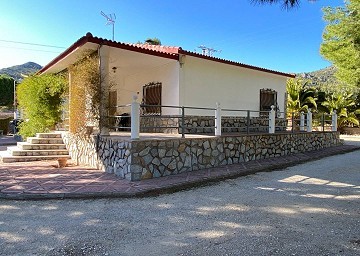 3 Bed 1 Bath Villa in great location with Pool and 2 Floor Guest House in Sax