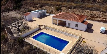 Villa met 4 slaapkamers, 12m zwembad en dubbele garage nabij Aspe