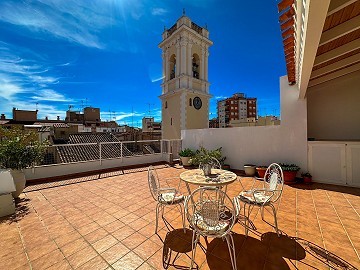 Beautiful 3-story townhouse located in the center of Almansa