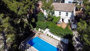Beautiful country house with pool in Almansa