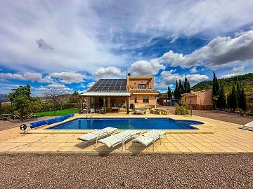 Increíble villa de 2 plantas con piscina en Pinoso