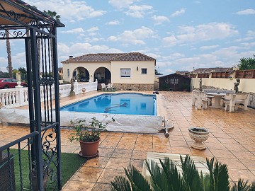Villa de 3 dormitorios y 2 baños en Catral con piscina y acceso asfaltado