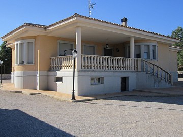 Villa met 6 slaapkamers en 3 badkamers op loopafstand van Yecla